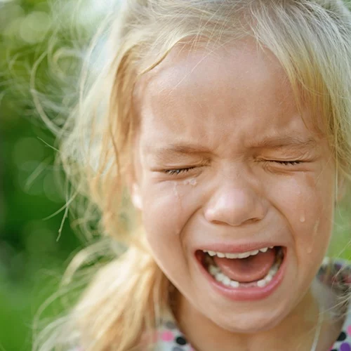 10 φράσεις που μπορείς να πεις στο παιδί αντί για το «σταμάτα να κλαις»