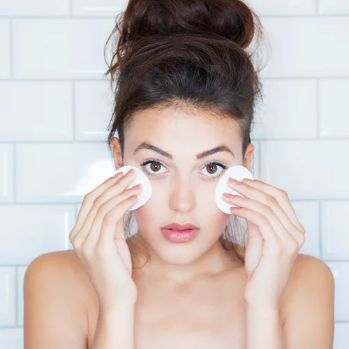 Νερό Micellaire vs Μαντηλάκια ντεμακιγιάζ: Μία μάχη που έχει ξεκάθαρο νικητή!