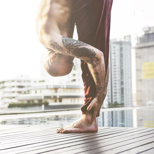 Γυμνοί άνδρες κάνουν yoga και το αποτέλεσμα θα σου αρέσει σίγουρα