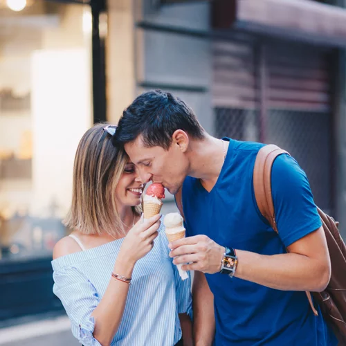 Άντρες VS γυναίκες: Γιατί εμείς θέλουμε σοκολάτα και αυτοί burger; Ποιες τροφές προτιμούν τα δύο φύλα;