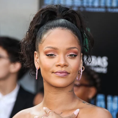 Rihanna: Συνδυάζει office look με σέξι ύφος