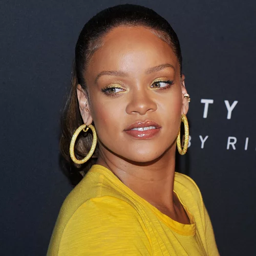 Η Rihanna έχει φορέσει άπειρα χρώματα κραγιόν. Με αυτό, όμως, την έχεις ξαναδεί;