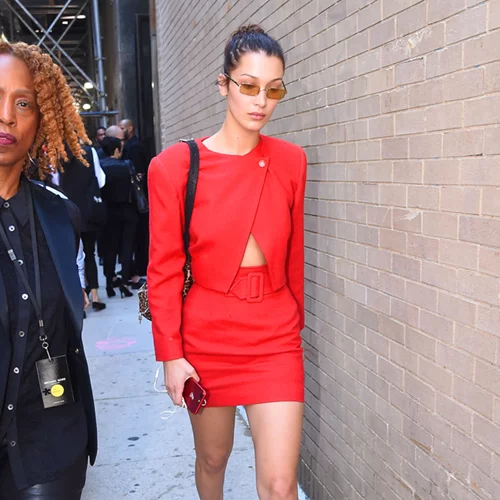 Bella Hadid: Συνεχίζει δυναμικά με αυτή την τάση