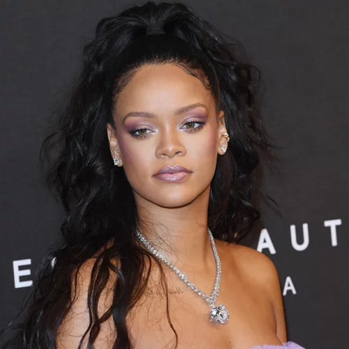 Rihanna: Φοράει στο αεροδρόμιο ό,τι δεν περίμενες!