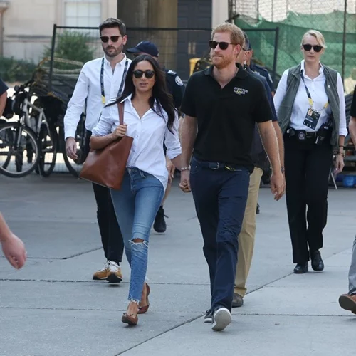 Meghan Markle: Ξεπούλησε το πουκάμισο που φόρεσε στην κοινή έξοδο με τον Harry!