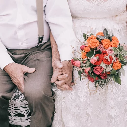 Το ζευγάρι που φωτογραφήθηκε για το γάμο του 60 χρόνια μετά την τελετή