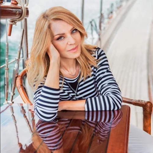 Έλλη Στάη | Βόλτα στο κέντρο και οι ετοιμασίες για το γάμο του γιου της