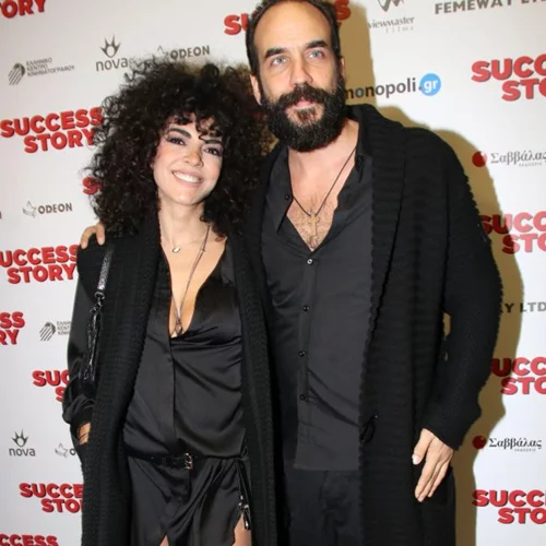 Μαρία Σολωμού – Πάνος Μουζουράκης | Τρυφερά χάδια και αγκαλιές σε βραδινή τους έξοδο