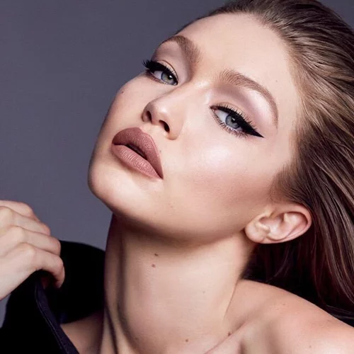 Η Gigi Hadid δημιουργεί τα τέλεια nude χείλη με έναν ΑΝΑΠΟΔΟ τρόπο! Αξίζει να τον διαβάσεις