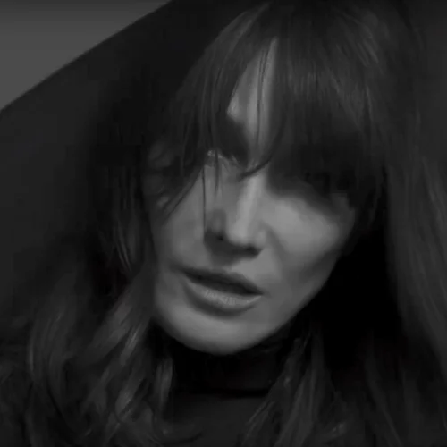Carla Bruni: Όταν το γαλλικό chic συναντά το rock 'n'roll