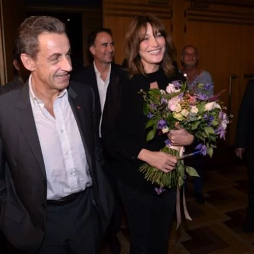 Carla Bruni - Nicolas Sarkozy | Eκείνη τον έχει στο κινητό ως «Nicolas, αγάπη μου», εκείνος ζηλεύει ακόμα και τη σκιά της