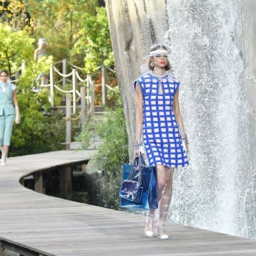 Chanel Άνοιξη/Καλοκαίρι '18: Μια τροπική απόδραση στην καρδιά του Παρισιού