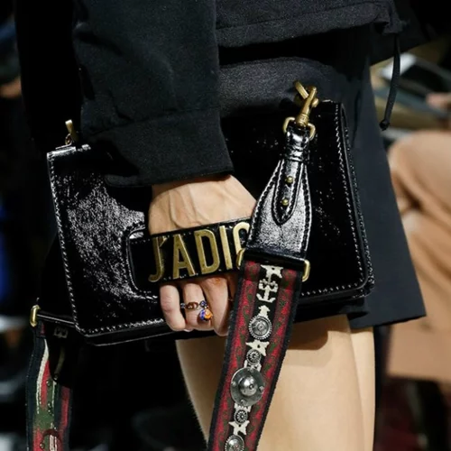 Εβδομάδα Μόδας του Παρισιού: Οι ωραιότερες λεπτομέρειες που είδαμε στα catwalks