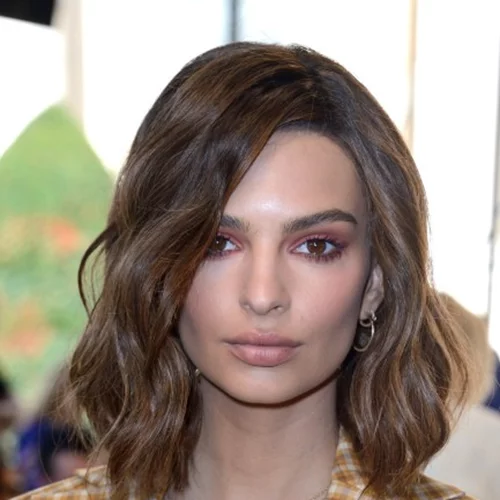 Η Emily Ratajkowski μας δείχνει τις φακίδες της δείχνοντας πιο όμορφη από ποτέ!