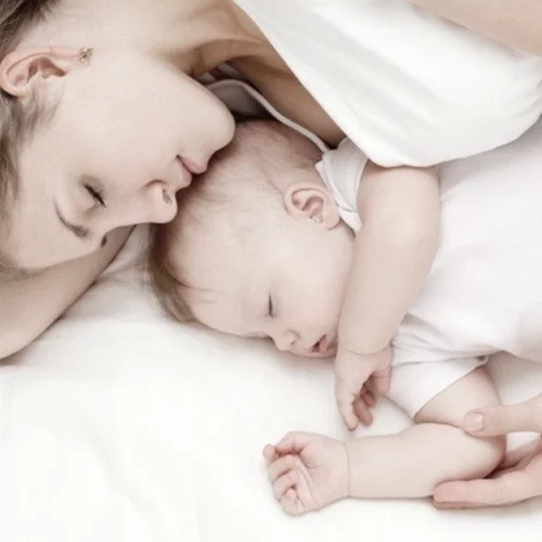 «Το παιδί πρέπει να κοιμάται μόνο του» – είναι δική του ανάγκη ή της κοινωνίας;