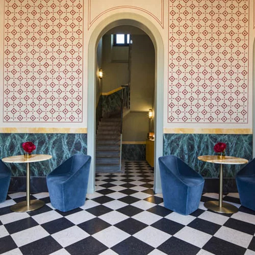 Ένας σιδηροδρομικός σταθμός στην Ιταλία που θα ζήλευε και ο Wes Anderson!