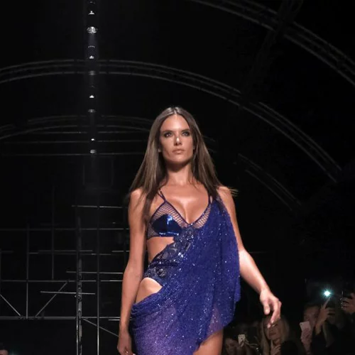 Αυτό το φόρεμα της Alessandra Ambrosio είναι εμπνευσμένο από μία βότκα (!)