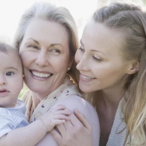 Οι πιο ακατάλληλοι κριτές για το αν είμαστε καλές μητέρες είναι οι μάνες μας