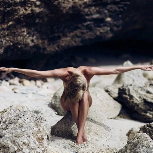 H άγνωστη κοπέλα που κάνει γυμνή yoga και έχει γίνει το απόλυτο viral!