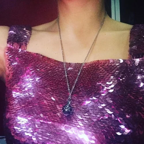 H star φορά τις στάχτες της νεκρής φίλης της για να τη νιώθει πάντα κοντά της