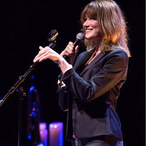 Θέατρο Παλλάς: Πλήθος επωνύμων στην πρεμιέρα της Carla Bruni