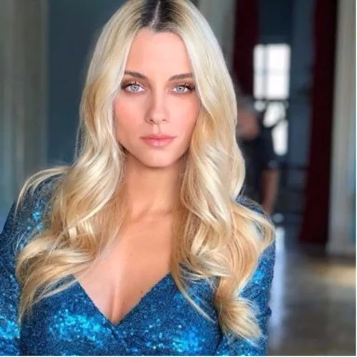 Δούκισσα Νομικού: Ποζάρει χαμογελαστή στους δρόμους της Πολωνίας