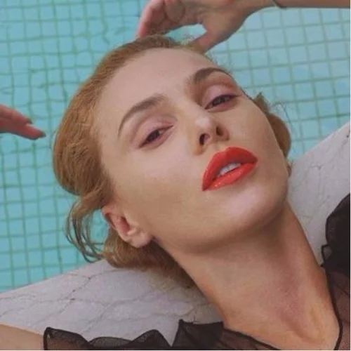 Τάμτα: Ποζάρει φορώντας ρούχα της μαμάς της και είναι εντυπωσιακή!