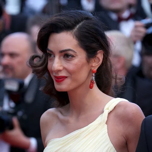 Το εντυπωσιακό νυφικό της Amal Clooney σε έκθεση για τον οίκο Oscar De La Renta