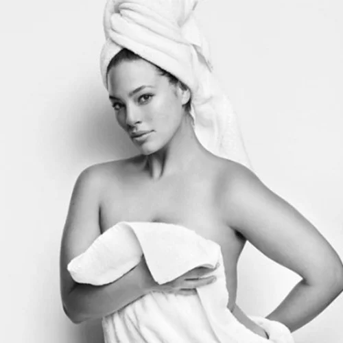 H Ashley Graham ποζάρει μόνο με μία λευκή πετσέτα