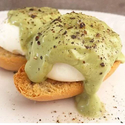 Αυγά benedict με σος ολαντέζ από αβοκάντο