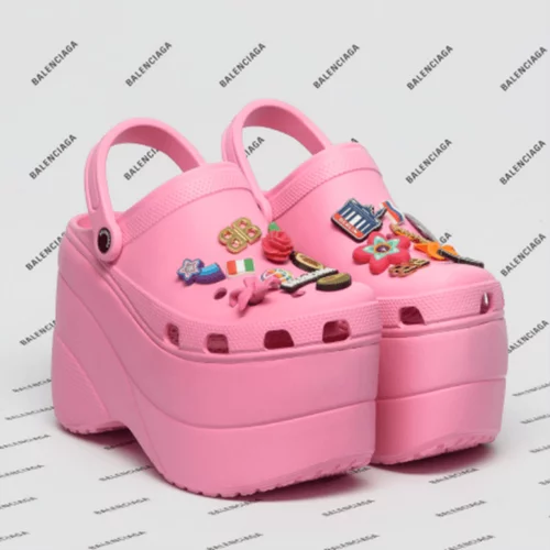 Το πιο άσχημο παπούτσι των εποχών μόλις εμφανίστηκε στην πασαρέλα (ξανά!)