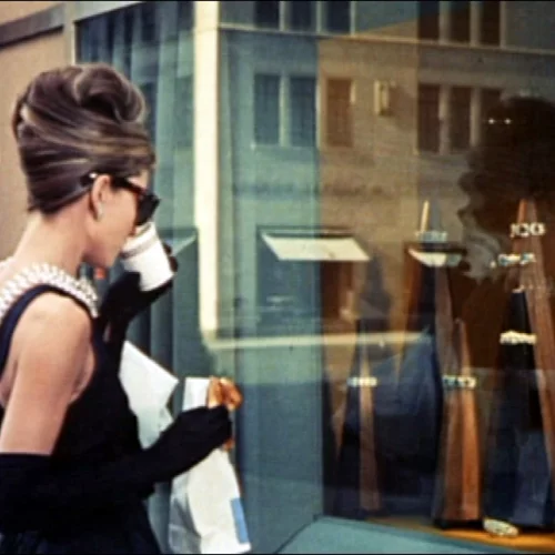 Ταξιδεύεις κι εσύ κάθε φορά που βλέπεις το Breakfast at Tiffany's; Ήρθε η ώρα να μάθεις το πιο τέλειο νέο!