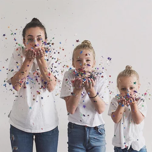 Μια μητέρα στήνει το πιο απολαυστικό φωτογραφικό project με τις δύο κόρες της