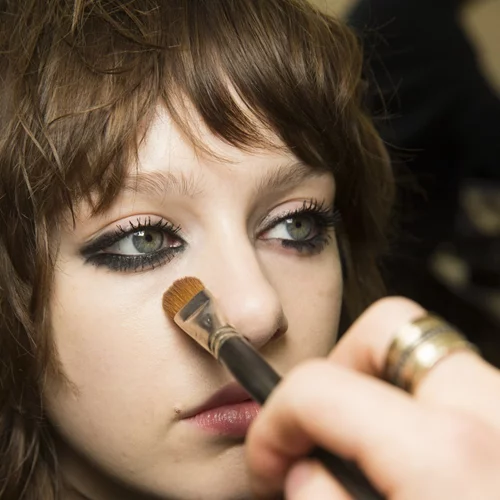 Αυτό το concealer χαρίζει πιο ξεκούραστο βλέμμα και από το να κοιμόσουν 8 ολόκληρες ώρες!