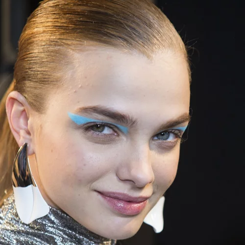 Αυτά είναι τα σωστά beauty προϊόντα αν θες να υιοθετήσεις το πιο hot trend της σεζόν, το χρώμα!