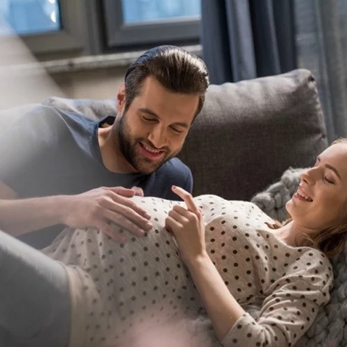 Τι νιώθει το μωρό μέσα στην κοιλιά της μαμάς του;