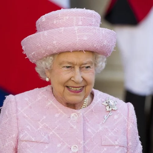 Γιατί η Βασίλισσα Ελισάβετ κουβαλάει πάνω της μετρητά;