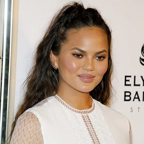 Chrissy Teigen: Ετοιμάζεται για το κόκκινο χαλί μέσα σε μόλις 35 δευτερόλεπτα!