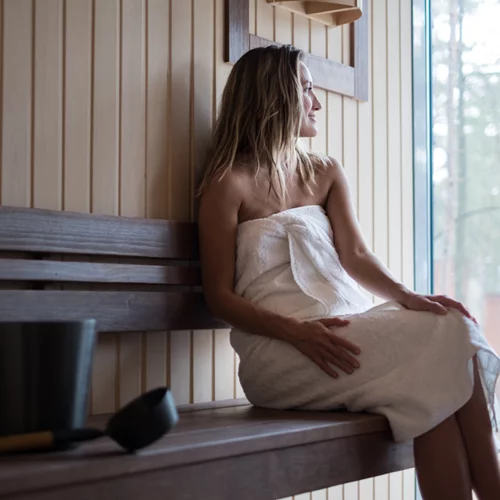 Πώς η σάουνα μπορεί να ωφελήσει πραγματικά την υγεία σου