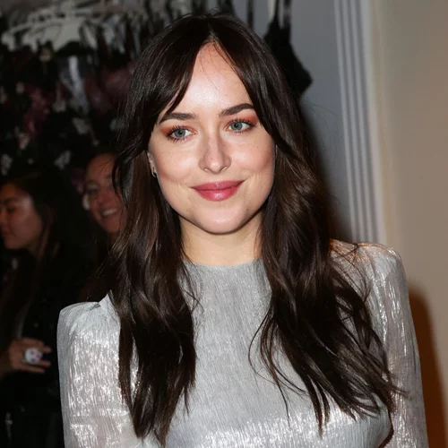 Dakota Johnson: H ωραιότερη καλεσμένη σε γάμο