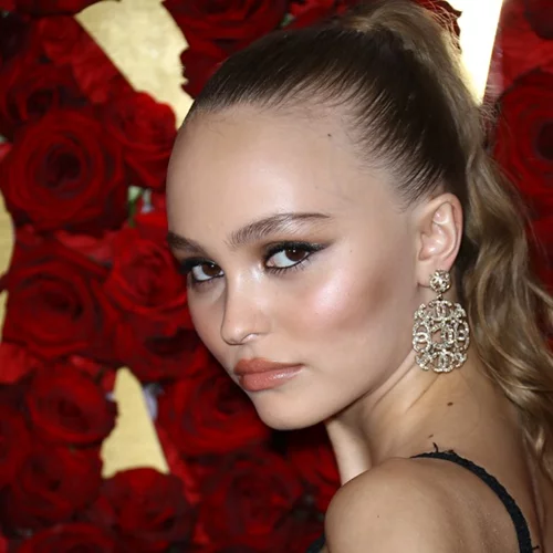 Lily Rose Depp: Δες πόσο κομψά συνδύασε το μικρό μαύρο φόρεμα