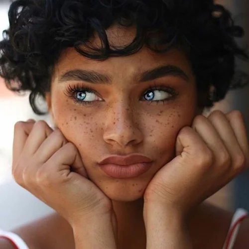 Αστροφακίδες: Είναι η νέα μόδα στο face tattoo και μας φαίνεται αρκετά cute!