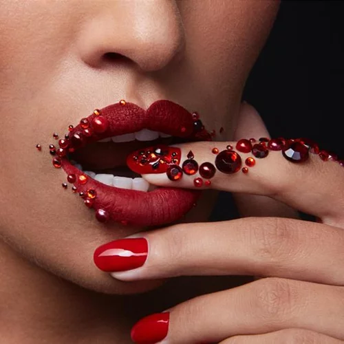 Σ' αρέσουν τα εντυπωσιακά σχέδια στα νύχια αλλά θες να είσαι και διακριτική; Δες εδώ