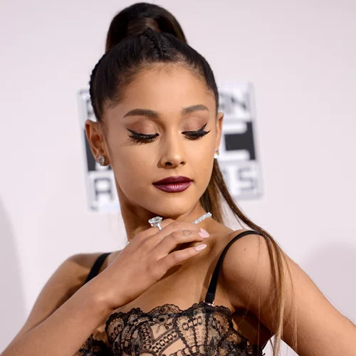 H Ariana Grande τραγουδάει στο μπάνιο και το Τwitter παίρνει φωτιά