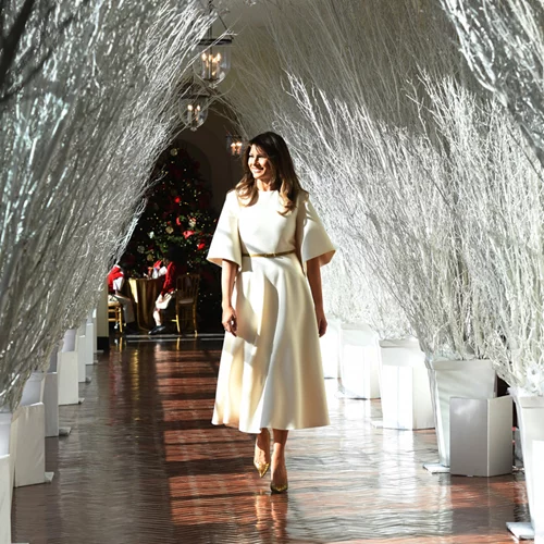 Melania Trump | Η συγκλονιστική της εμφάνιση στον στολισμένο Λευκό Οίκο