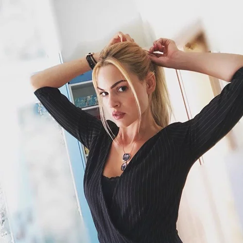 Βίκυ Κάβουρα | Ποζάρει χωρίς μακιγιάζ και είναι πανέμορφη