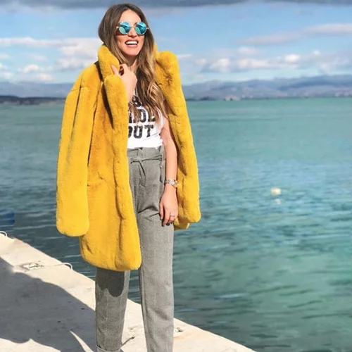 Αθηνά Οικονομάκου | Ποζάρει φορώντας μόνο το μπουρνούζι της