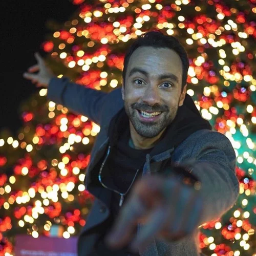 Σάκης Τανιμανίδης | Έφεραν τα Χριστούγεννα στο εκπτωτικό χωριό μαζί με την Χριστίνα Μπόμπα