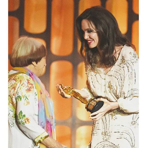 Angelina Jolie | Ο χορός της on stage με Ελληνικής καταγωγής σκηνοθέτιδα