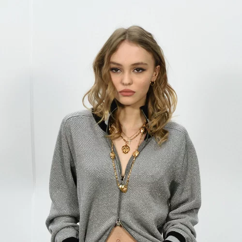 Η Lily-Rose Depp μόλις φόρεσε την πιο κομψή (και παριζιάνικη) εκδοχή του puffer jacket